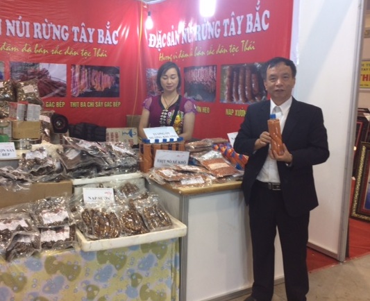 Tiến sĩ Trần Hữu Sơn tham quan gian hàng tại Triển lãm giới thiệu, quảng bá các sản phẩm làng nghề khu vực phía Bắc năm 2017 tổ chức ở Hạ Long, tháng 12/2017.
