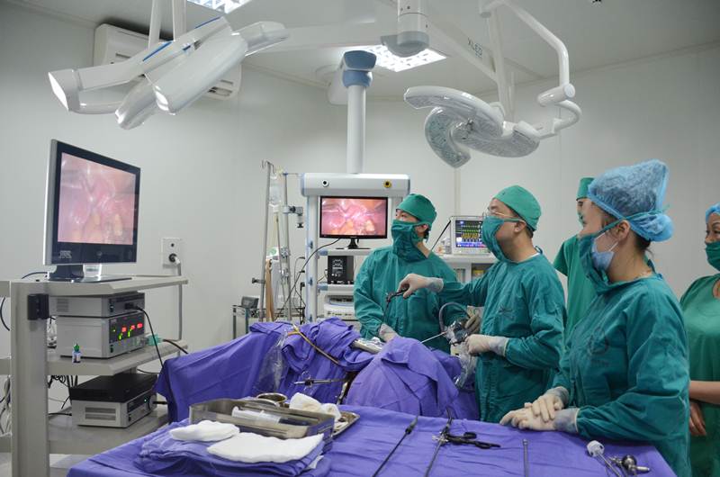 Các bác sĩ tại Bệnh viện Sản nhi QN sử dụng thành thạo các trang thiết bị CNTT trong khám, chữa bệnh. Trong ảnh: Ca phẫu thuật nội soi vô sinh tại Bệnh viện Sản nhi QN.