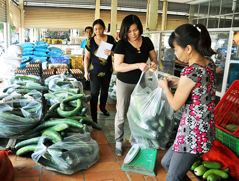 HTX Hoa Phong Thu mua nông sản cho nông dân tại cửa hàng chợ Cột (phường Đông Triều, TX Đông Triều).