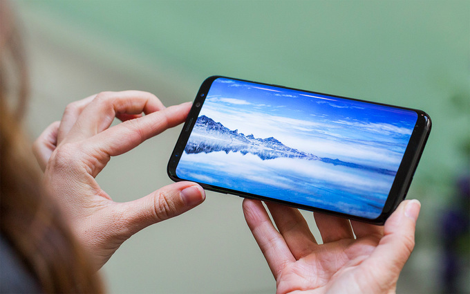 Ra mắt từ đầu năm và thành công nhờ thiết kế màn hình vô cực, nhưng Galaxy S8 ở Việt Nam cũng rục rịch giảm giá để đón chờ Galaxy S9 kế nhiệm. Tại thị trường Hà Nội, giá bán của sản phẩm chỉ còn 16 triệu đồng, thấp hơn mức niêm yết chính thức 2,5 triệu đồng. Thậm chí, giá còn giảm thêm 3 triệu đồng nếu người mua từng dùng smartphone Samsung và dịch vụ Galaxy Gifts, chỉ còn hơn 13 triệu đồng. Galaxy S8 sở hữu màn hình 5,8 inch nhưng thiết kế gọn gàng như iPhone 7 và iPhone 8 nhờ màn hình viền siêu mỏng. Ngoài cấu hình mạnh, máy còn được đánh giá cao với camera 12 megapixel công nghệ DualPixel.