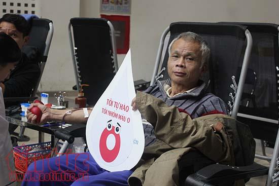 Ông Minh đăng ký hiến 350ml máu.