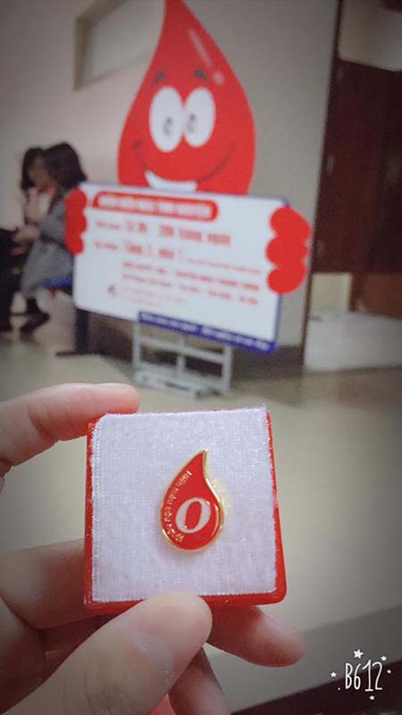 Huy hiệu giọt hồng mang nhóm máu O tặng cho những người nhóm máu O tới hiến máu. Ảnh: BV