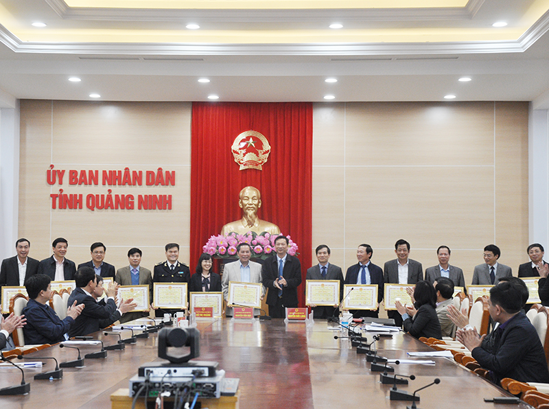 Bí thư Tỉnh ủy Nguyễn Văn Đọc tặng bằng khen UBND tỉnh cho các tập thể có thành tích xuất sắc trong công tác thu ngân sách năm 2017..