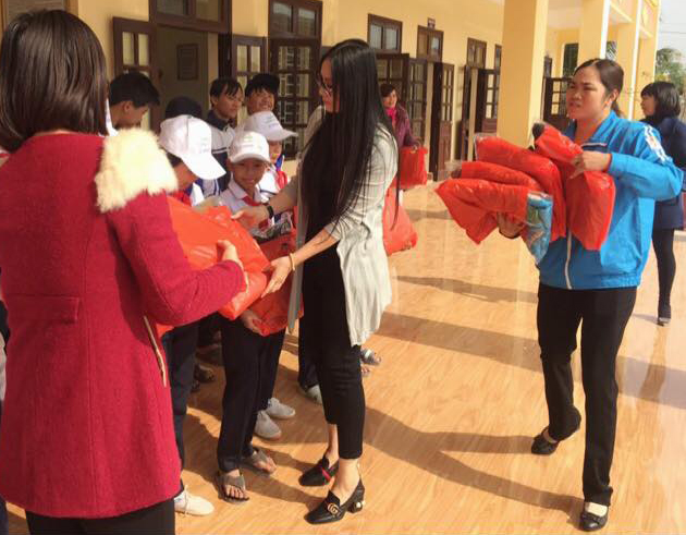 Một nhà hảo tâm đến từ TP Hải Phòng tặng áo ấm cho trẻ em nghèo xã Vô Ngại, huyện Bình Liêu.