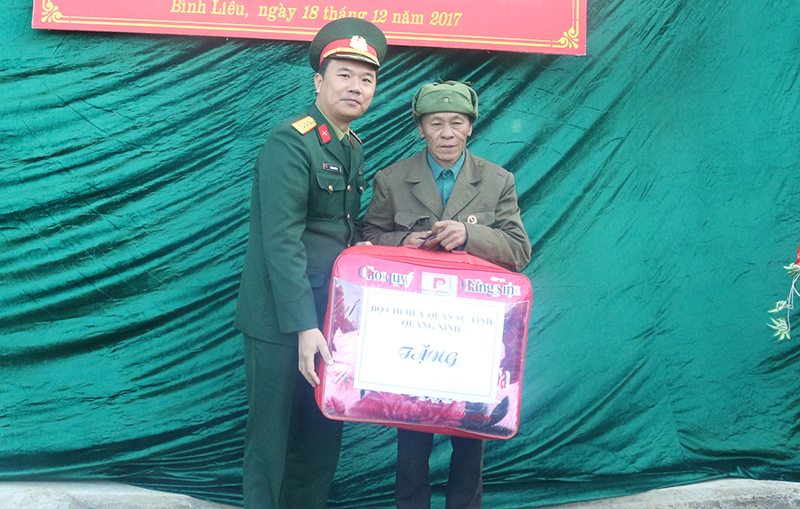 Ban Chỉ huy Quân sự huyện Bình Liêu tặng quà cho hộ nghèo Chìu Quay Hiếng, thôn Khe Tiền, xã Đồng Văn. (Ảnh: La Lành).