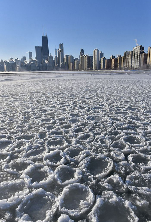 Mặt biển ở vùng vịnh gần North Avenue Beach (Chicago) lại đóng băng thành vô vàn 