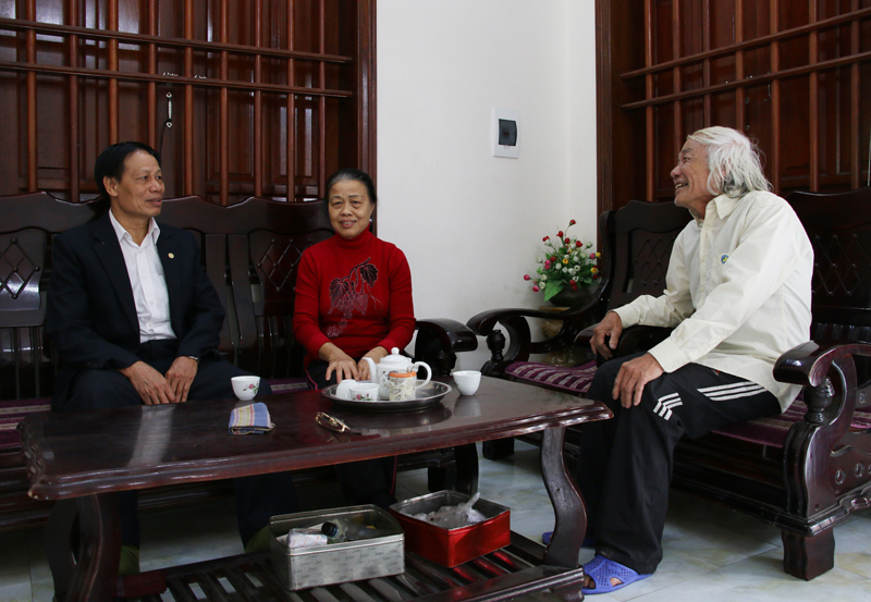 Ông Nguyễn Duy Nếp (bên trái), Bí thư chi bộ kiêm Trưởng khu 1, phường Quang Trung, TP Uông Bí thường xuyên thăm hỏi, năm bắt tình hình đời sống nhân dân khu phố.