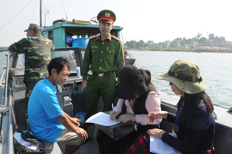 Công an TP Hạ Long kiểm tra công tác đảm bảo ATGT đối với chủ phương tiện thủy neo đậu tại phường Cao Xanh (TP Hạ Long)