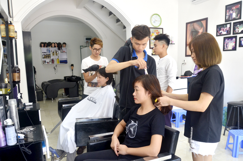 Một số thành viên CLB người điếc Quảng Ninh được đào tạo nghề, giải quyết việc làm tại Salon tóc Á Đông, phường Yết Kiêu, TP Hạ Long. Ảnh: Phương Thúy