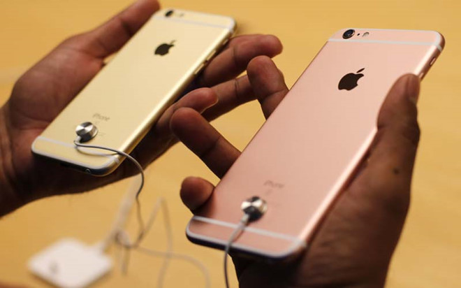 Scandal liên quan đến việc làm chậm iPhone gây ra nhiều rắc rối cho Apple. Ảnh: Indian Express.