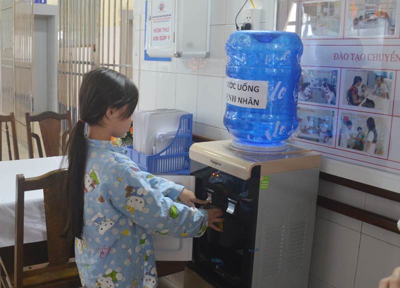 Các cơ sở Y tế... Trong ảnh:  Bệnh viện Đa khoa tỉnh cung cấp đầy đủ nước uống nóng-lạnh cho bệnh nhân