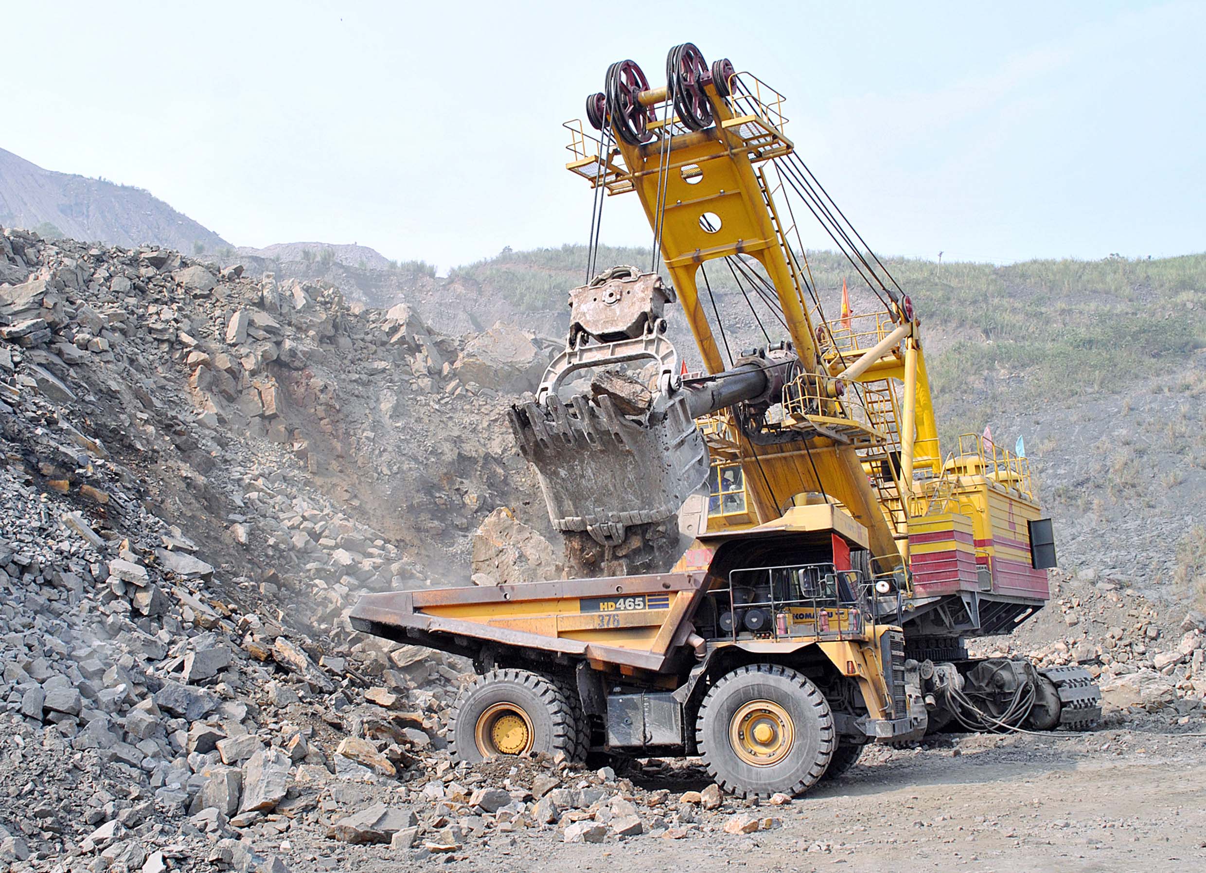 Bốc xúc đất đá bằng thiết bị có công suất lớn ở khai trường Công ty CP Than Cao Sơn-Vinacomin