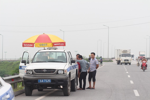 Phát hiện trên 28 nghìn xe vi phạm tải trọng Một số chủ xe có dấu hiệu vi phạm được CSGT kiểm tra tại của ngõ của Hà Nội.. Ảnh: T.A