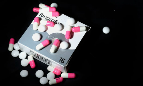 Dùng ibuprofen liều cao trong thời gian dài có thể khiến đàn ông bị vô sinh. Ảnh: PA.