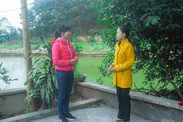 Chị Tạ Thị Huế (bên trái), Phó Chủ tịch Ủy ban MTTQ xã Quảng La, huyện Hoành Bồ, trao đổi với người dân thôn 2 về xây dựng vườn nông thôn mới kiểu mẫu.