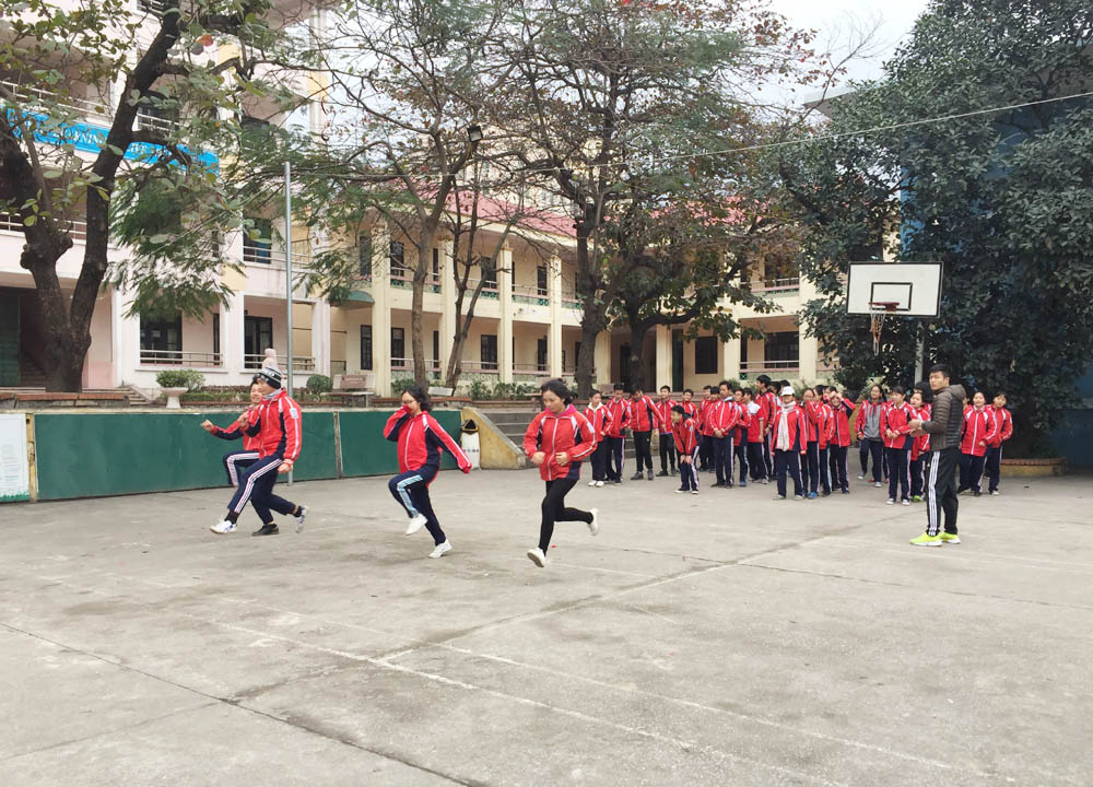 Tiết thể dục của học sinh lớp 9 A5, Trường THCS Trần Quốc Toản, TP Hạ Long. Ảnh: Lan Anh