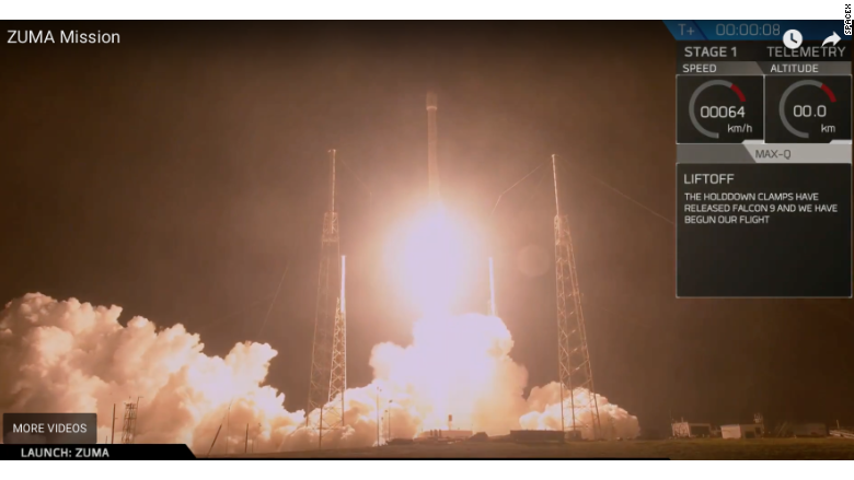 Hình ảnh Falcon 9 mang theo vệ tinh do thám Zuma được phóng khỏi bệ vào tối 7/1.
