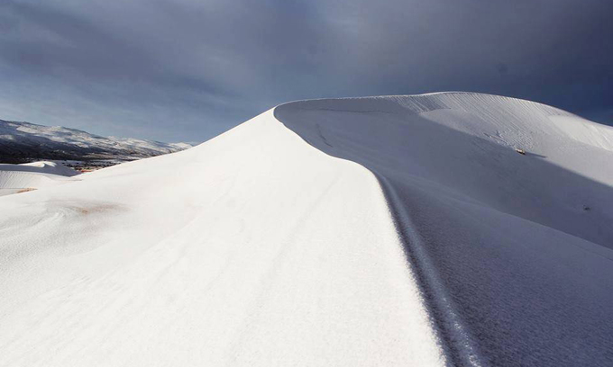 Đây là mùa đông thứ hai liên tiếp hiện tượng tuyết rơi xảy ra trên sa mạc Sahara. Mùa đông năm ngoái là lần đầu tiên sau gần 40 năm sa mạc này lại đón tuyết. Ảnh: Gian Alonso.