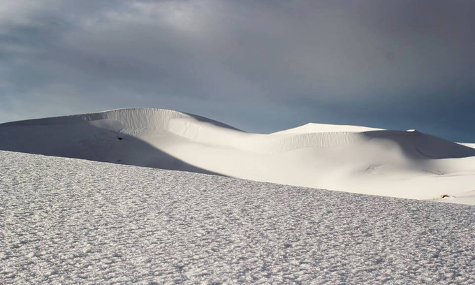 Ở một số khu vực, tuyết rơi phủ kín nền cát khiến nhiều người không thể nhận ra đây là sa mạc Sahara nổi tiếng. Ảnh: Rabah Ripou Ouchen.  Tuyết rất hiếm khi rơi xuống phủ kín đụn cát, hiện tượng này thường xuất hiện trên các dãy núi ở Sahara hơn, theo Live Science.