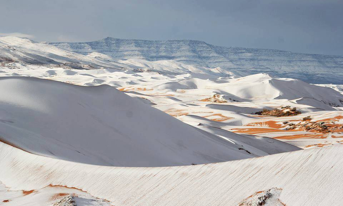 Hiện tượng thời tiết bất thường tạo nên khung cảnh thiên nhiên kỳ vĩ trên sa mạc Sahara. Ảnh: Crt Sidali.