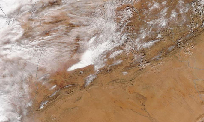 Ảnh chụp vệ tinh cho thấy tuyết xuất hiện trên sa mạc Sahara hôm 7/1.  Ảnh: NASA.