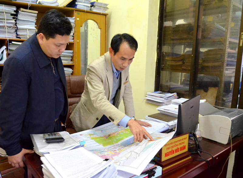 Anh Nguyễn Hữu Đoàn (áo trắng bên phải) đang cùng đồng nghiệp trao đổi nghiệp vụ