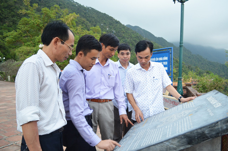 Anh Nguyễn hữu Đoàn (ngoài cùng, bên trái) đưa đại diện các doanh nghiệp đi tìm hiểu cơ hội đầu tư tại Yên Tử