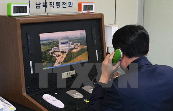 Sỹ quan Hàn Quốc kiểm tra đường dây nóng liên Triều tại Khu vực An ninh chung thuộc làng đình chiến Panmunjom ngày 3/1 vừa qua. (Ảnh: YONHAP/TTXVN)