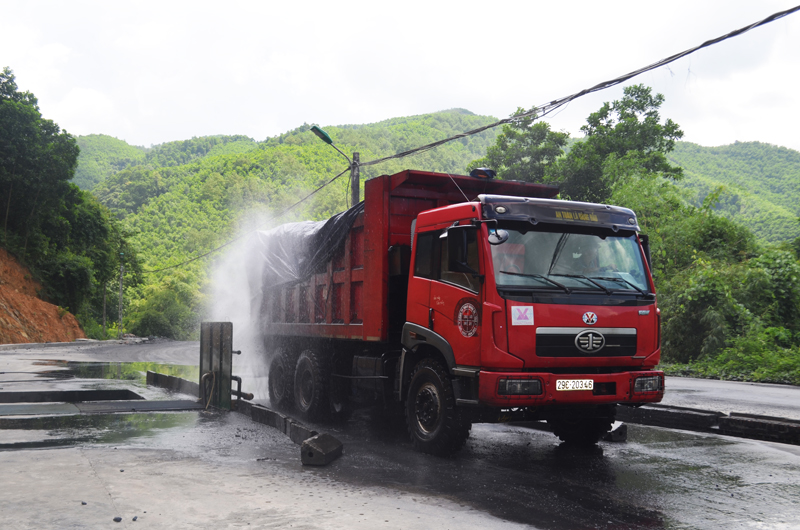 Trạm rửa xe Miếu Thán và Điền Công được đưa vào hoạt động góp phần đáng kể vào việc giữ gìn vệ sinh môi trường đô thi (Ảnh: Việt Hoa)