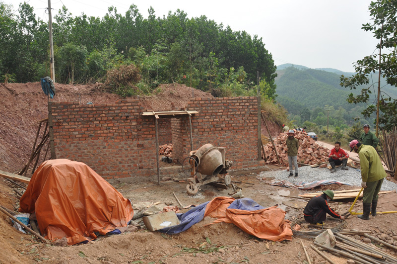 Người dân thôn Bản Phai xây nhà mới 
