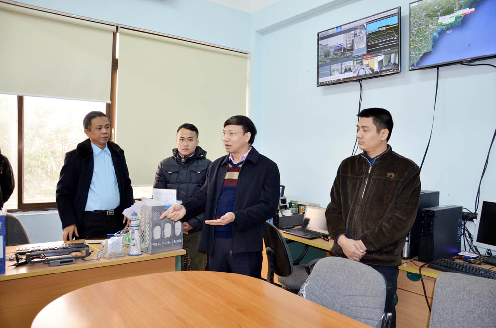 đồng chí Nguyễn Xuân Ký, Phó Chủ tịch Thường trực HĐND tỉnh kiểm tra việc vận hành các trạm quan trắc tự động tại Trung tâm Quan sát và phân tích môi trường