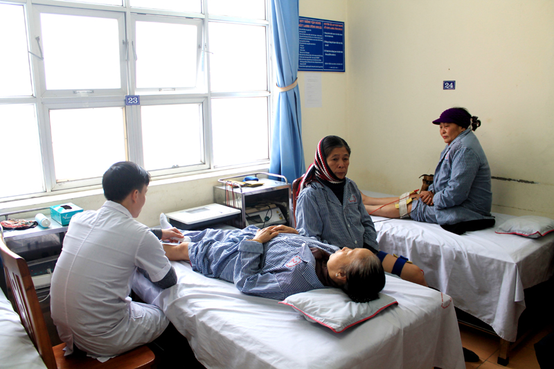 Các phòng điều trị nội trú tại Trung tâm y tế huyện Hoành Bồ đều được tăng cường các trang thiết bị giữ ấm