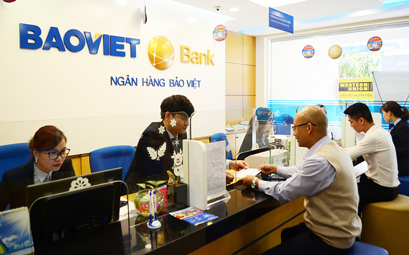 Khách hàng giao dịch tại BAOVIET Bank Quảng Ninh.