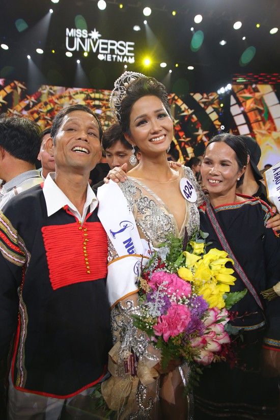 Hoa hậu H’Hen Niê chụp cùng bố mẹ sau khi đăng quang