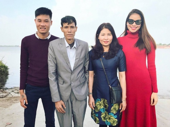 Khi đã đăng quang và kiếm được tiền, Hoa hậu Phạm Hương dùng một phần để giúp đỡ gia đình