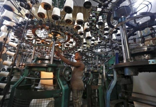 Công nhân làm việc tại một nhà máy ở Kolkata, Ấn Độ, tháng 2-2016. (Ảnh: Reuters)