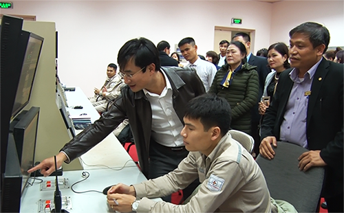 Đồng chí Nguyễn Anh Tú, Chủ tịch UBND TP UÔng Bí kiểm tra hệ thống báo thông tin quan trắc môi trường của Công ty nhiệt điện Uông Bí