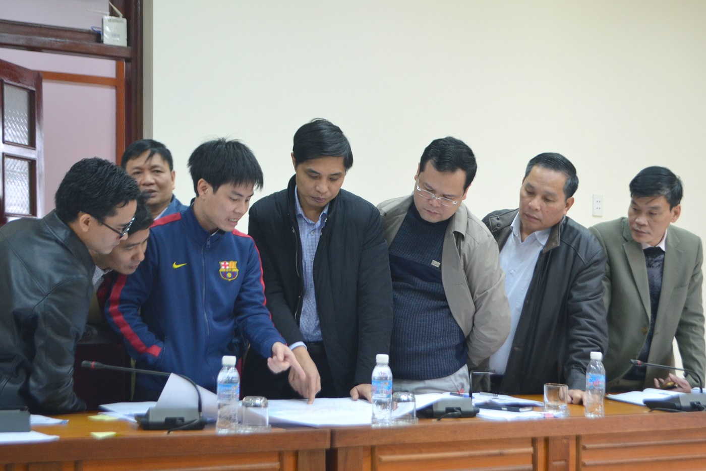 Đồng chí Vũ Văn Diện, Phó Chủ tịch UBND tỉnh xem xét hồ sơ liên quan vướng mắc trong thực hiện dự án xây dựng khu đô thị Nam ga Hạ Long