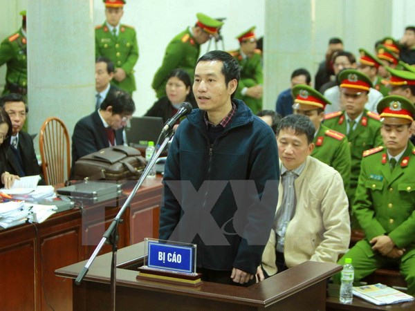 Bị cáo Lương Văn Hòa trả lời câu hỏi của của luật sư tại phiên tòa. (Ảnh: An Đăng/TTXVN)