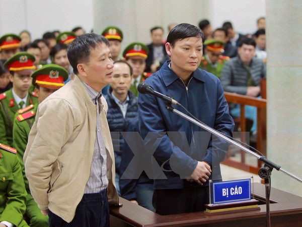 Bị cáo Trịnh Xuân Thanh (bên trái) và bị cáo Nguyễn Anh Minh (bên phải) trả lời câu hỏi của Luật sư. (Ảnh: An Đăng/TTXVN)