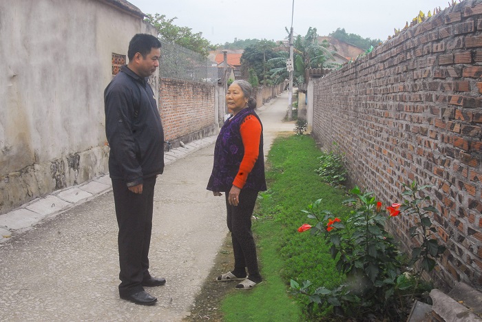 Ông Nguyễn Công Luận, Bí thư Chi bộ kiêm Trưởng thôn 3 (bên trái), thường xuyên sâu sát, nắm tình hình của người dân khu phố.