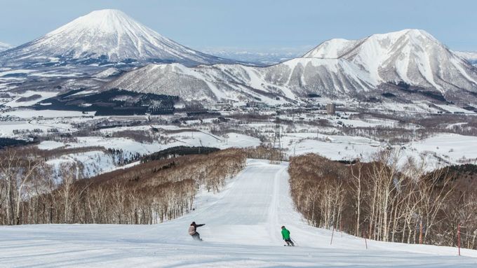 Rusutsu, Nhật Bản  Khu nghỉ dưỡng này tọa lạc ở Kokkaido, cách Sapporo 90 phút đi xe. Nơi đây có 37 đường trượt phục vụ du khách và nằm trên 3 khu vực là núi Tây, núi Đông và núi Isola. Trượt tuyết ở đất nước mặt trời mọc cũng là một trải nghiệm thú vị dành cho du khách, nhất là khi bạn sẽ được tắm onsen sau khi kết thúc các hoạt động bên ngoài trời lạnh.