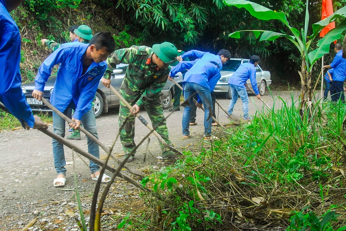 ĐVTN Lâm trường 156, thuộc Đoàn KT-QP 327, ra quân dọn vệ sinh đường ngõ tại thôn Đồng Cậm, xã Hoành Mô, huyện Bình Liêu (ngày 16/11).