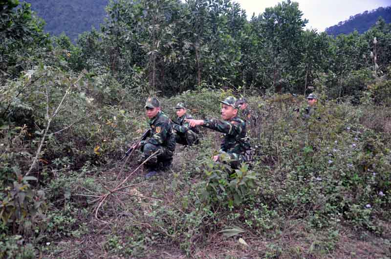 Cán bộ, chiến sĩ Đồn BP Quảng Đức tổ chức tuần tra, mật phục để ngăn chặn tội phạm trên địa bàn trong dịp giáp Tết Mậu Tuất, 2018. Ảnh Quang Minh