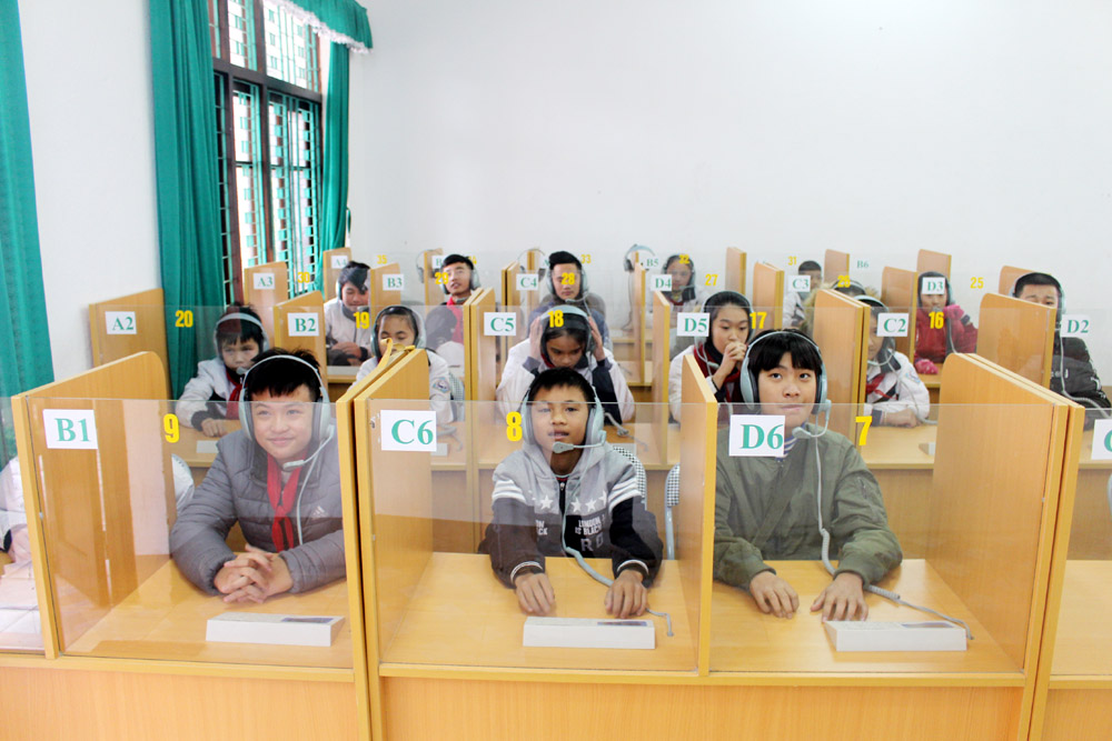 Tiết học tiếng Anh tại phòng ngoại ngữ do tỉnh đầu tư của học sinh lớp 9, Trường THCS Thị trấn Bình Liêu.