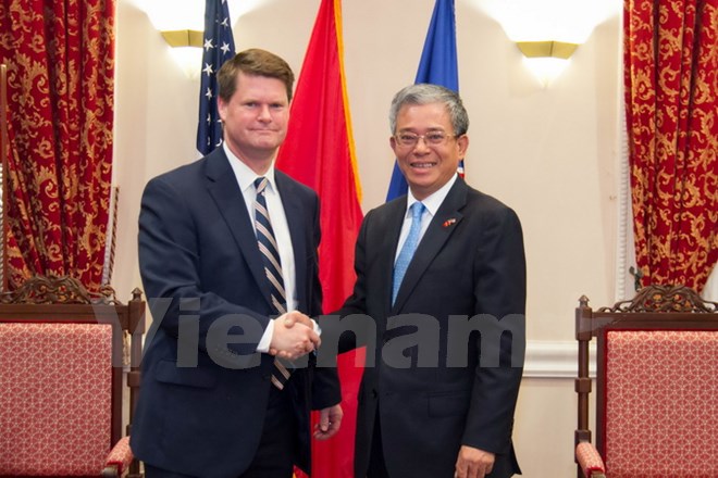 Đại sứ Phạm Quang Vinh và Trợ lý Bộ trưởng Quốc phòng Randall Schriver. (Ảnh: Đoàn Hùng/Vietnam+)