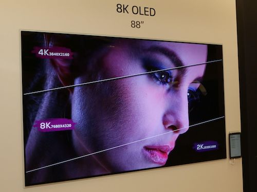 LG trình diễn TV 8K OLED 88 inch tại CES 2018.