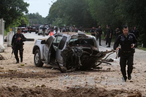 Binh sĩ điều tra tại hiện trường một vụ nổ bom tại tỉnh Pattani, miền nam Thái Lan ngày 22/9/2017. Ảnh: AFP/TTXVN