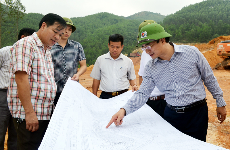 Đồng chí Nguyễn Anh Tú, Chủ tịch UBND TP Uông Bí kiểm tra thực địa khu vực xử lý rác thải Khe Giang