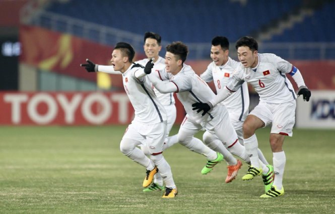 Niềm vui của các cầu thủ U-23 VN sau khi Quang Hải (trái) mở tỉ số. Ảnh N.K